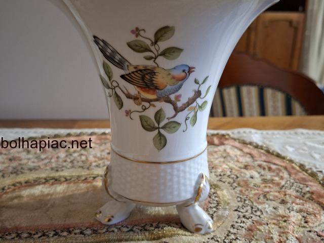 Hollóházi kézzel festett madaras porcelán váza – háromlábas, aranyozott