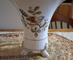 Hollóházi kézzel festett madaras porcelán váza – háromlábas, aranyozott