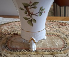 Hollóházi kézzel festett madaras porcelán váza – háromlábas, aranyozott