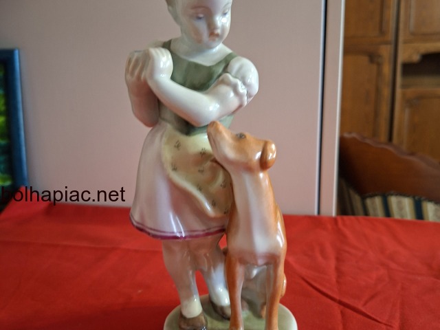 Herendi porcelán figura – kislány kutyával, kézzel festett