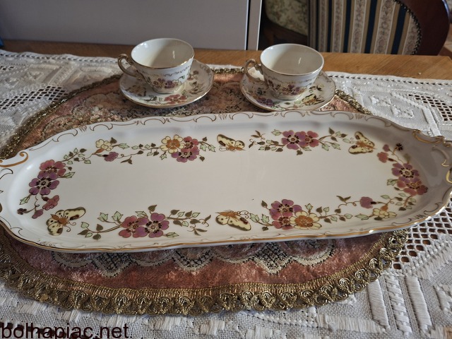 Zsolnay porcelán kínáló szett – kézzel festett, aranyozott
